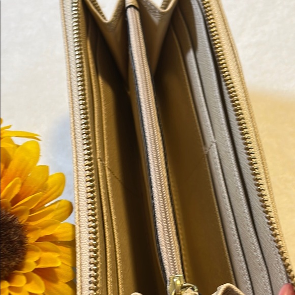 Marc New York Cream Wallet Sleek Design - Picture 2 of 5